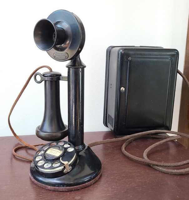 Western_Electric_deskstand-Candlestick-telephone-w-subset-kbrose-2022-11-22.jpg